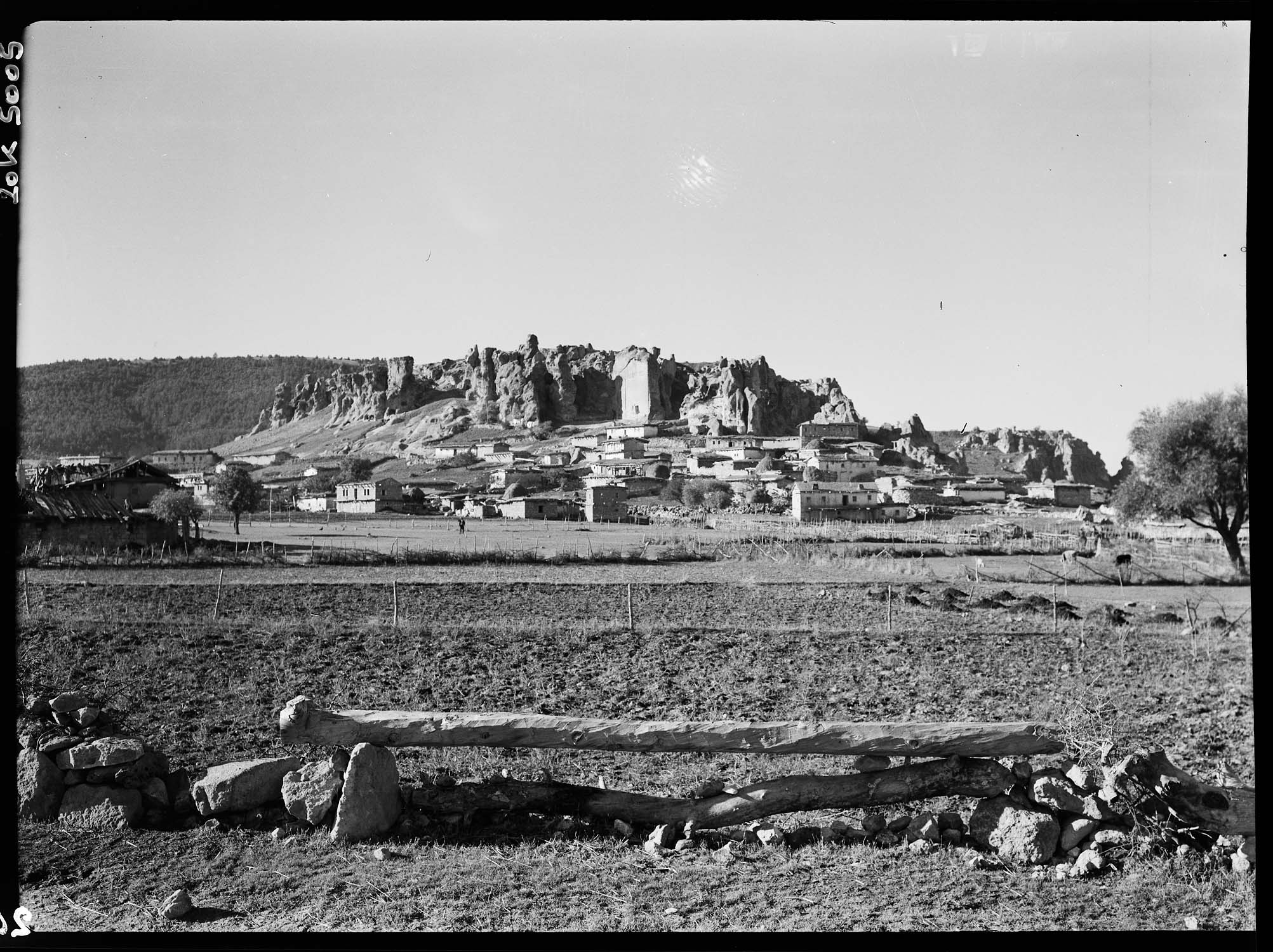 Vue à distance du tombeau de Midas, avec les maisons du village au premier plan